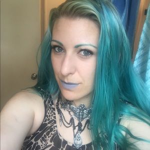 Meet your Posher, Crystal
